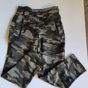 Boys GapFit, set of Two Jogger Pants Size 6-7 Camouflage and Navy